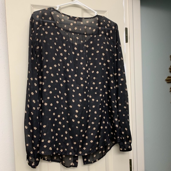 🌸 Floral Loft Blouse 🌸 - Picture 4 of 4